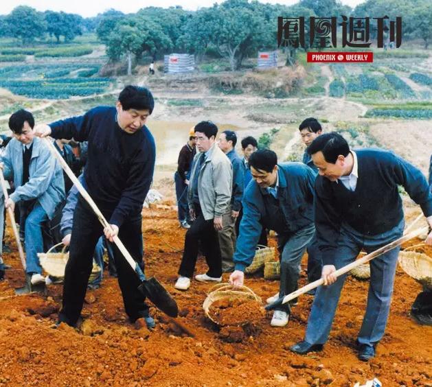 1995年12月，时任福建省委副书记、福州市委书记的习近平(前排左一)在闽侯参加闽江下游防洪堤加固工程的劳动。