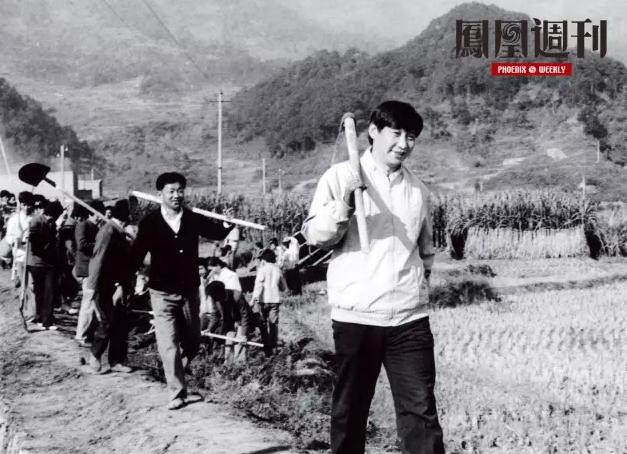 1989年12月2日,时任宁德地委书记的习近平下乡调研时和群众一起参加劳动。