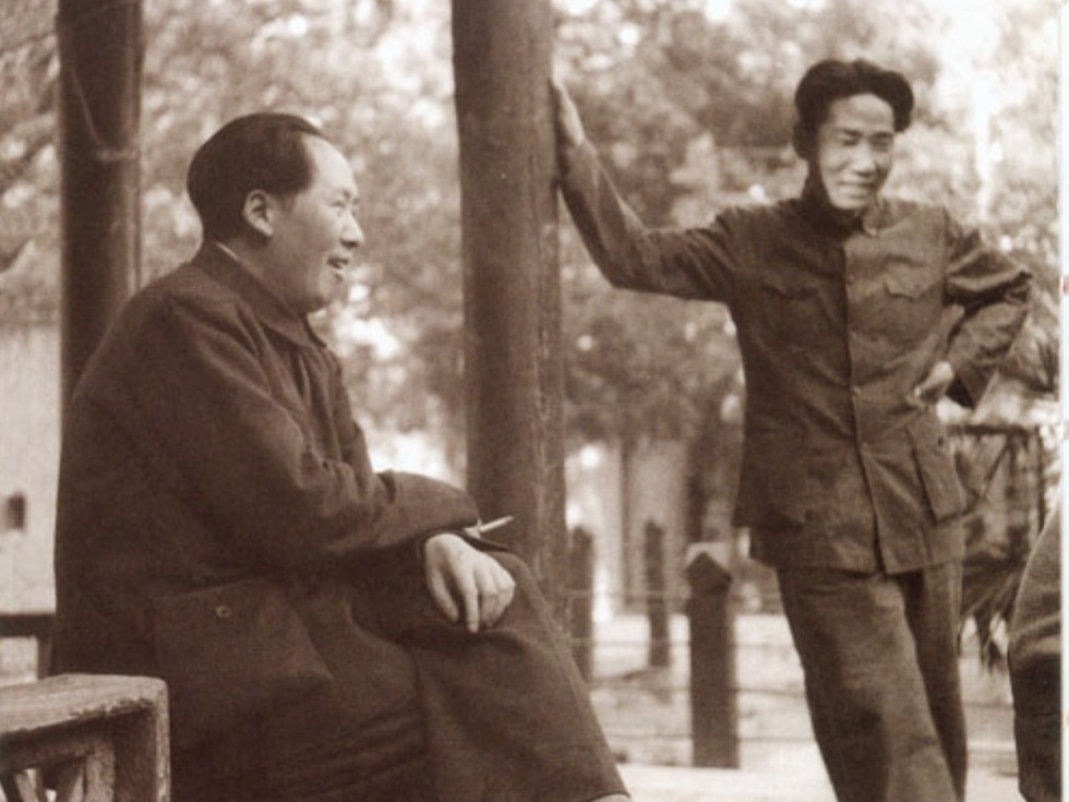 1949年毛泽东与长子毛岸英在北平香山