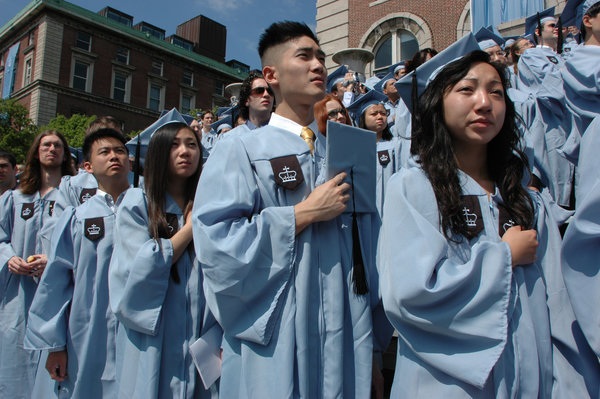 哥伦比亚大学2005年的毕业典礼。与美国地区包括白人在内的其他群体相比，亚裔的受教育程度较高。