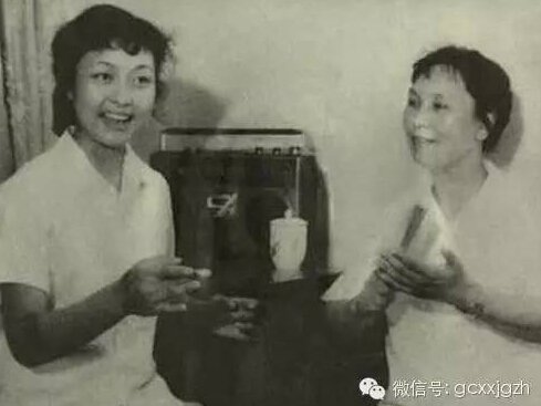 王音璇教授(右)当年给彭丽媛上声乐课。