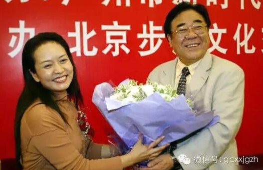 2004年9月，彭丽媛与老师金铁霖。
