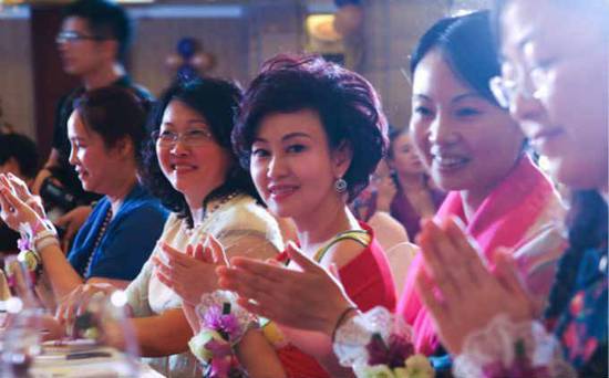 东莞女企业家联合会的会员们盛装出席。