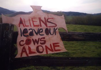 在美国的许多牧场中，四处可见告示牌“Alien, leave our cows alone!”(外星人，离我们的牛只远点!)(网络图片)