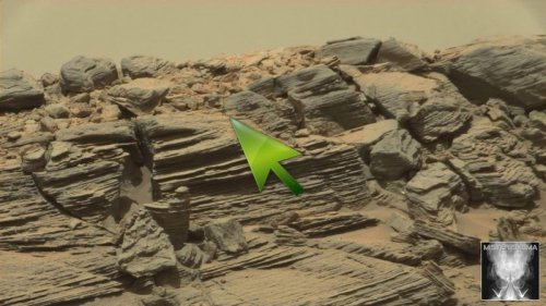 UFO探索者米斯特·恩尼格姆在悬崖上发现一个人形物体。（视频截图）
