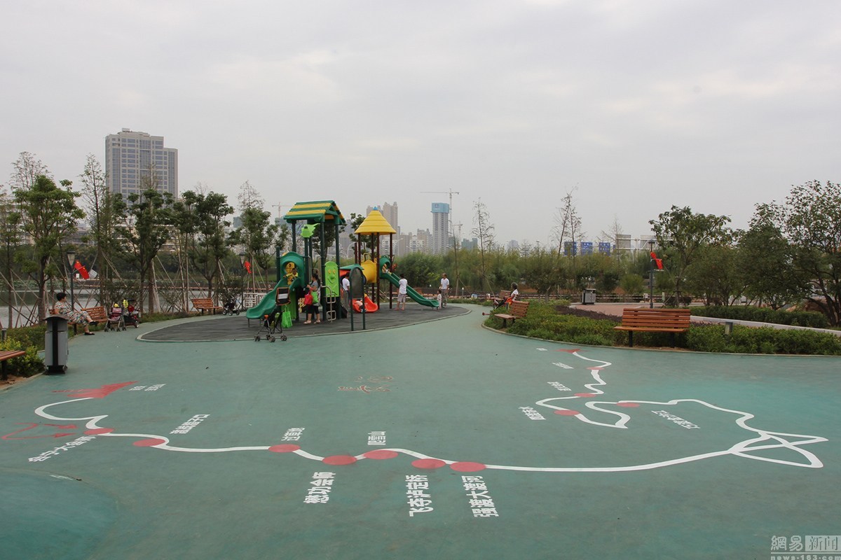 9月28日，武汉，华中地区最大“共产党人”主题公园在武汉南湖正式开园。“长征”地图。