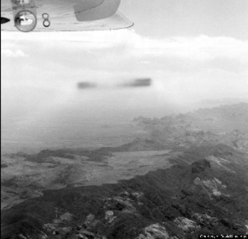 1985年9月9日在美国莫哈韦沙漠上空拍到的雪茄状UFO。(网络图片)