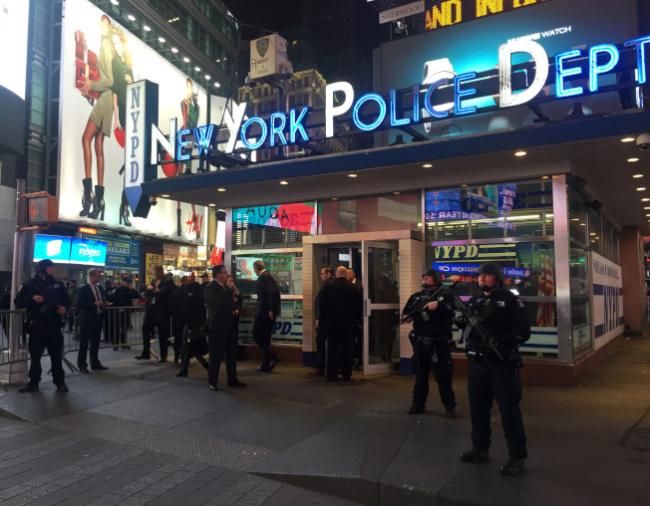 纽约市时代广场19日清早部署大批警察，更超越行人的人数。(美联社)