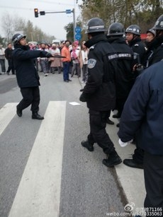 11月25日，扬州华达利家具有限公司600工人抗议，要求公司在被收购后按工龄赔偿工人，但遭到警察镇压多人被殴打3人被抓捕。（微博图片）