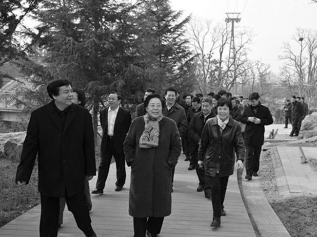 图为今年3月份两会期间，中共政协委员、江泽民的妹妹江泽慧（前面中间者）声称，今年北京的空气质量有很大改善，引网民炮轰。（网络图片）