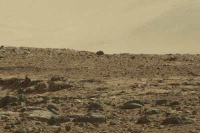 这个位于火星陨石坑山丘上的黑影有92公分长。（图撷自SWNS）