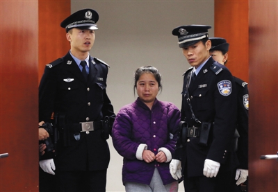 昨日，被告人杨某被法警带进法庭。她将两根断针扎入雇主家孩子体内，因故意伤害罪获刑一年。记者记者王贵彬摄