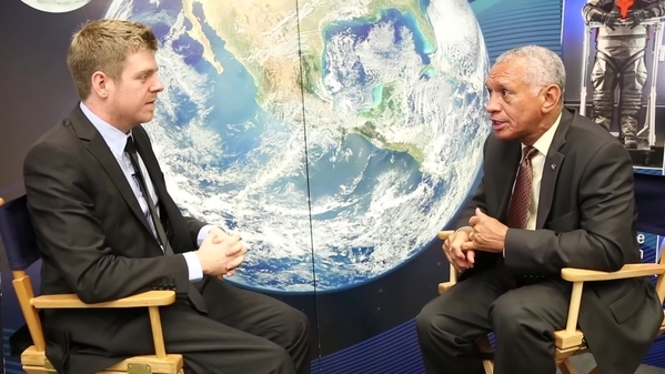 美国航空航天局局长查理‧博登（右）在接受采访。（视频截图）