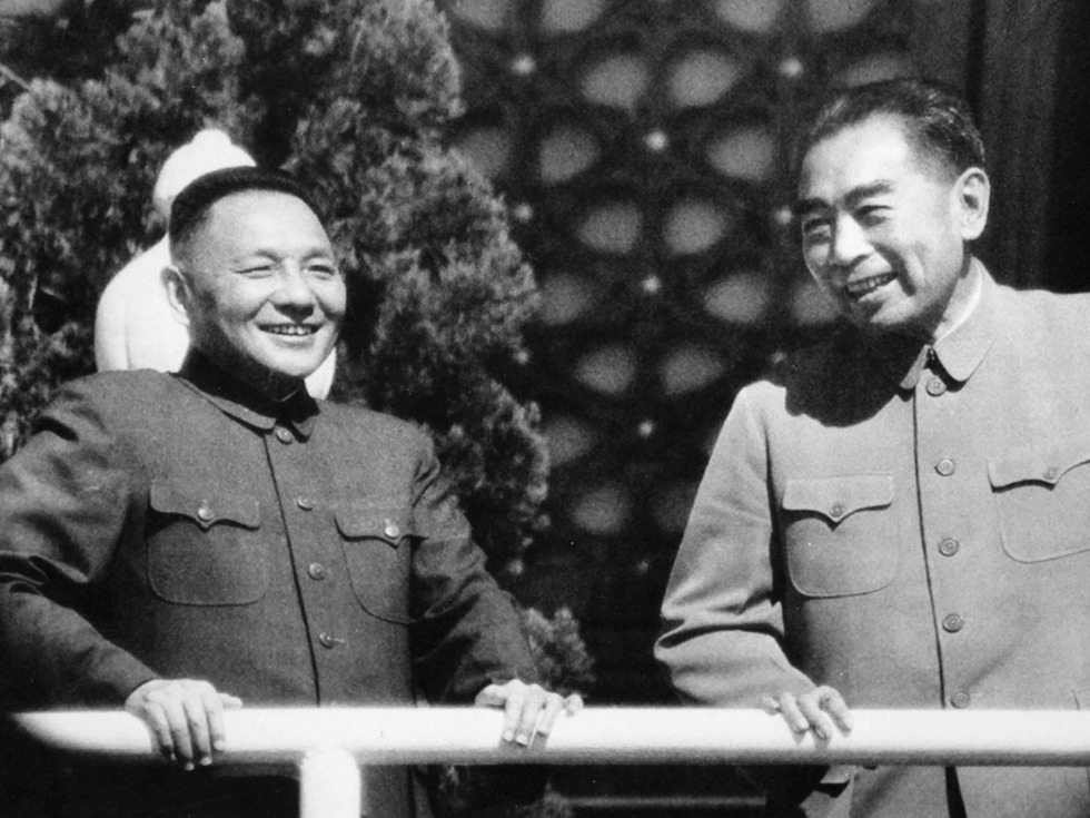 1963年10月1日，周恩来和邓小平在天安门城楼上