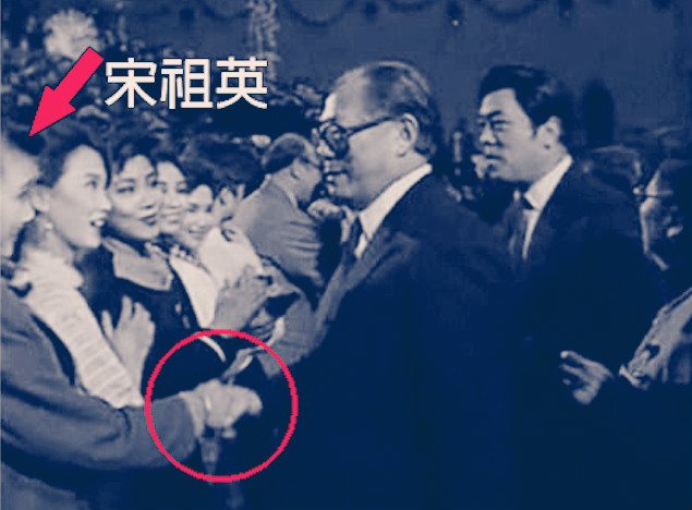 1990年央视春晚，宋祖英演唱了一首《小背篓》，一炮而红。自从宋祖英成为江泽民的情妇后，不仅在娱乐圈“呼风唤雨”，而且“权势熏天”。（网络图片）