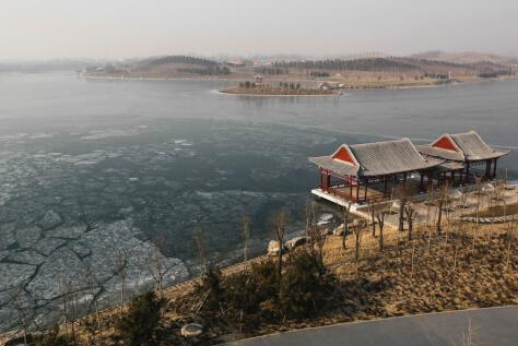 2014年12月27日，南水北调终端北京团城湖明渠连通团城湖调节池。（网络图片）