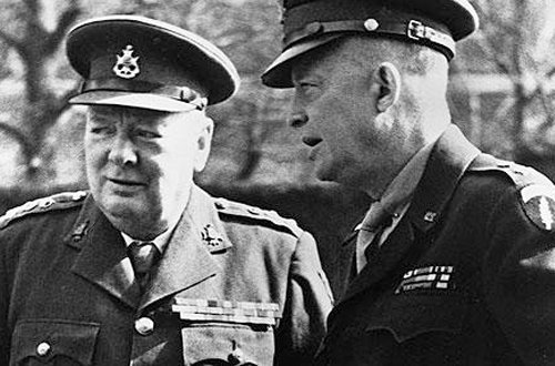  丘吉尔和时任盟军最高司令的艾森豪威尔。(网络图片)