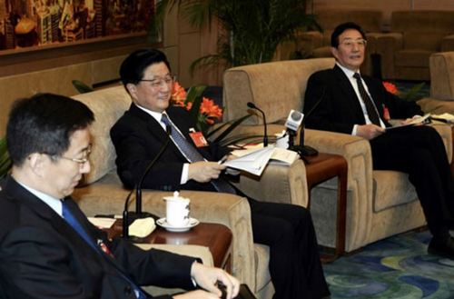 2005年3月6日，政治局常委、国务院副总理黄菊参加人大上海代表团审议。 左起：市长韩正、副总理黄菊、市委书记陈良宇。