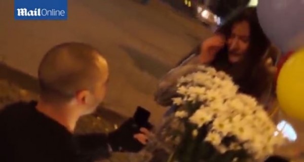 这名女子的男友手持鲜花、捧着求婚戒指跪在女子面前求婚。（图撷自《每日邮报》）