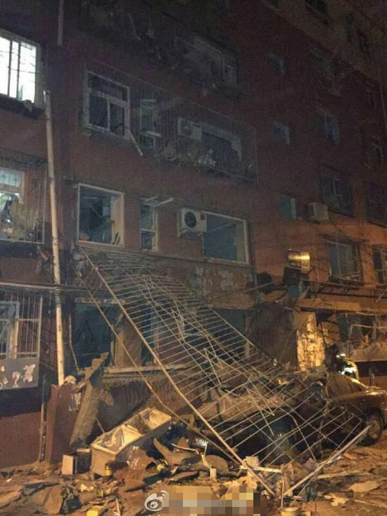 今天晚6时许，北京石景山永乐西小区一居民楼发生爆炸，整个居民楼几乎坍塌。（网络图片）