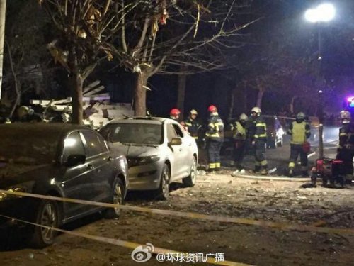 今天晚6时许，北京石景山永乐西小区一居民楼发生爆炸，整个居民楼几乎坍塌。（网络图片）
