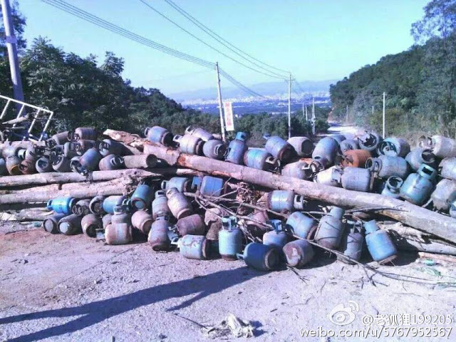 村民在路上堆满煤气罐，防止警方攻村