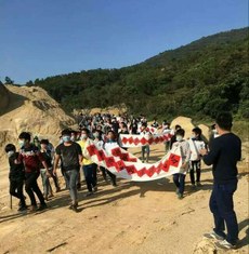 2015年12月月20及21日，有罢课的中、小学生拉起横额到施工现场抗议。（村民摄）