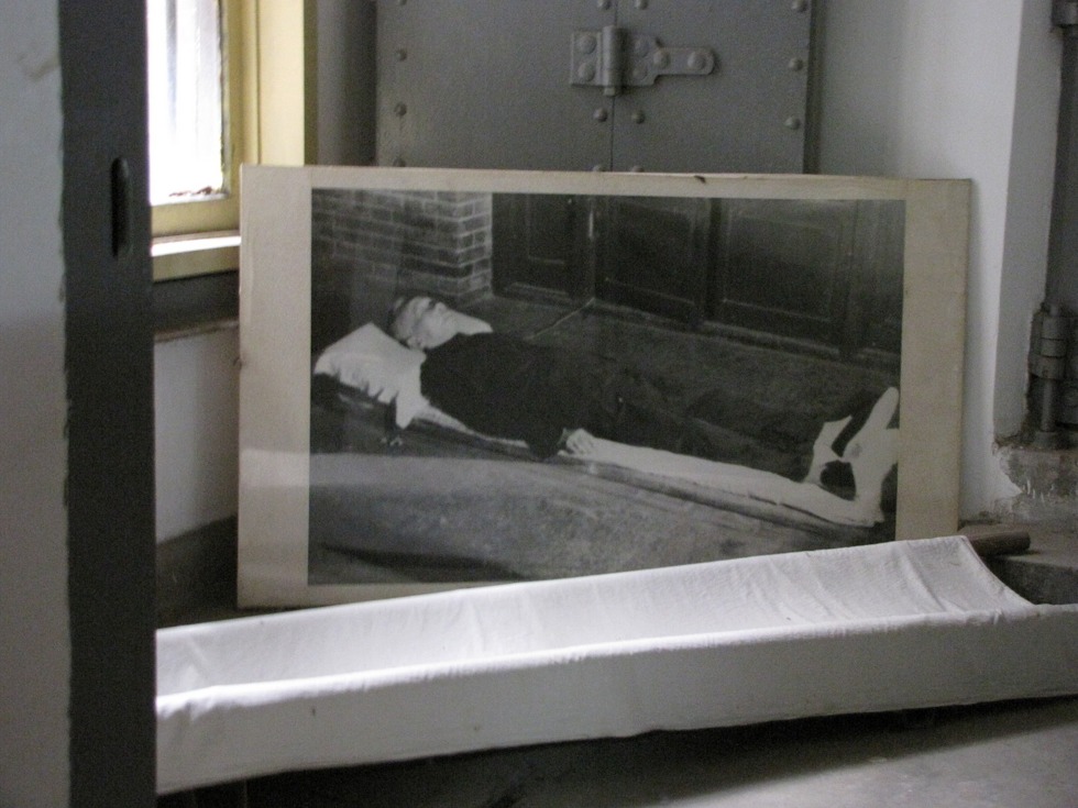 存放刘少奇遗体的担架，摄于刘少奇在开封陈列馆