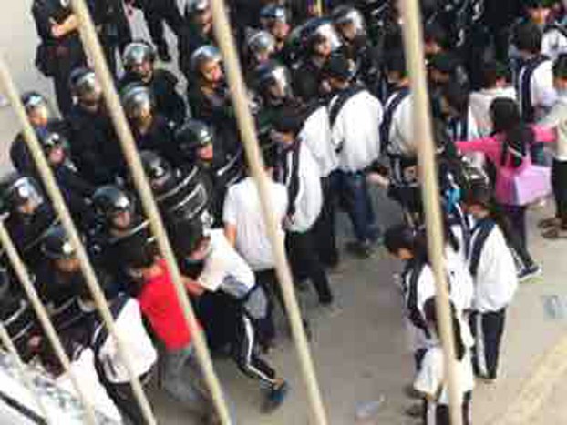 12月24日，大批警察戴上头盔，手持盾牌筑成人墙，与学生互相推撞