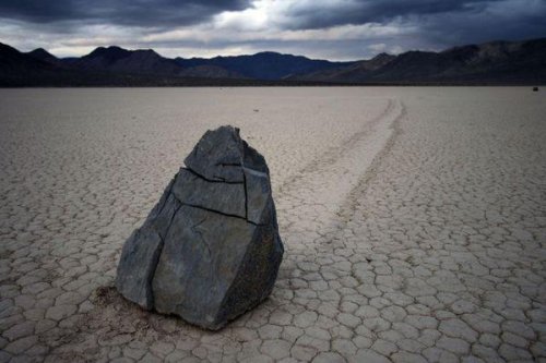 美国的死谷有着许多会自行移动的石头。(网络图片)