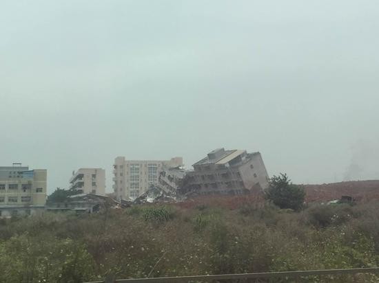 中国深圳柳溪工业园区发生山崩，10多万平方公尺几乎被吞噬殆尽，现场楼房倒塌、遭土石掩埋。（图撷取自深圳晚报）