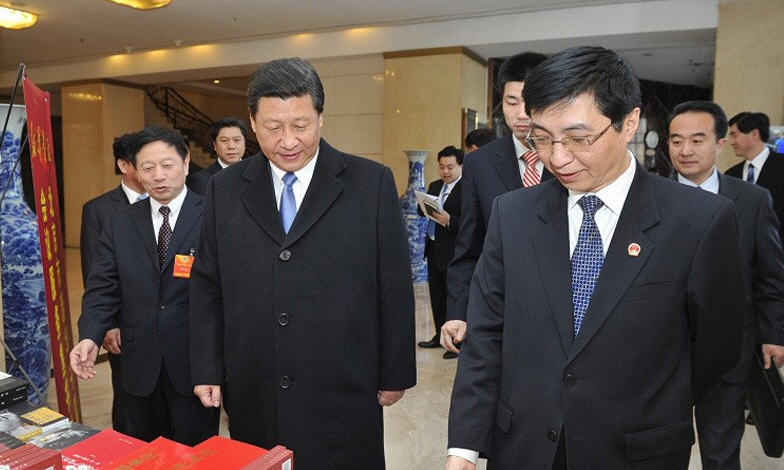 消息透露，王沪宁（右）可能下届跻身中共政治局常委，接替刘云山的职务。（网络图片）