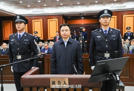 12月25日，前广州市委书记万庆良案在广西南宁市中级法院开审。（南宁中级法院微博）