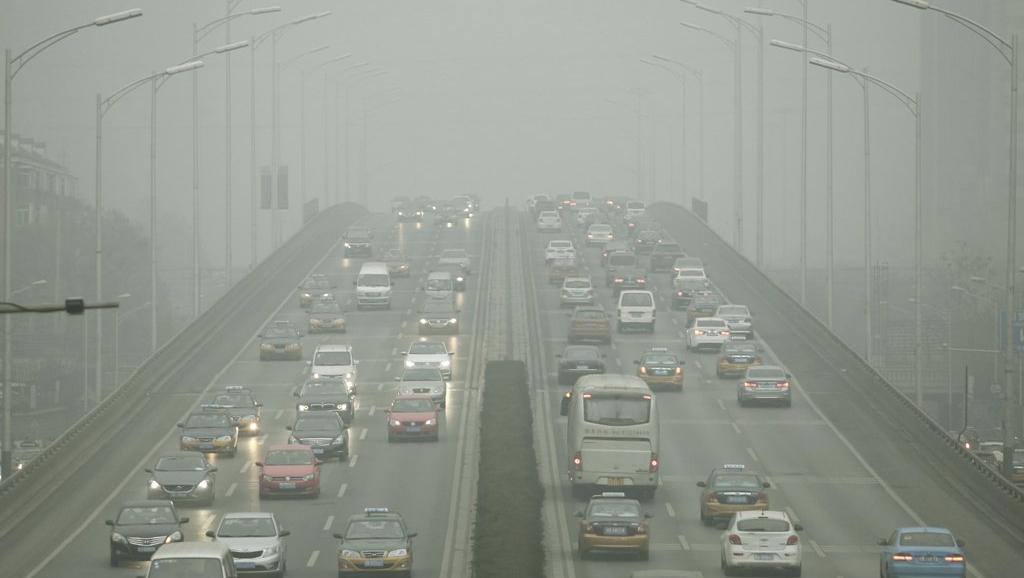 北京首发空气污染红色警报实施单双号后车辆见少2015年12月8日北京。Reuters/路透社