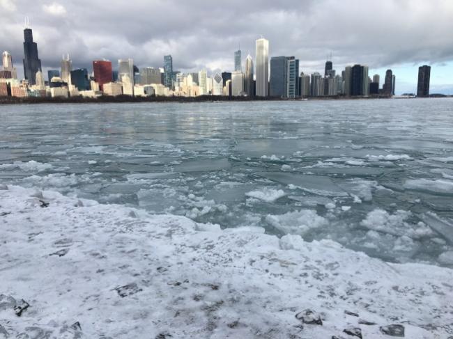 芝加哥大学MBA中国留学生，在寒冬1月跳入密西根湖轻生，图为结冰的密西根湖。(记者黄惠玲/摄影)