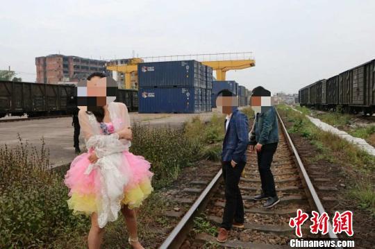 图为一对新人拍婚纱照逼停火车被广东惠州铁路警方处罚。张中铃摄