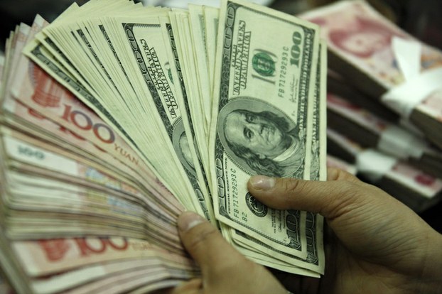 中国的人民币持续贬值导致人们将争相把人民币换成美元，加剧了中国大陆的资本外逃。（AFP）