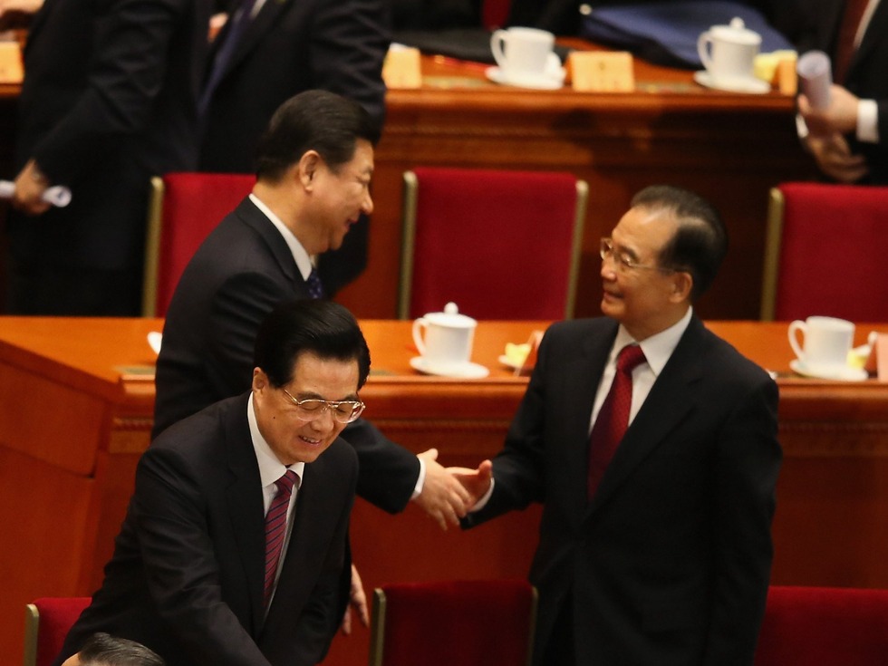 2013月3月3日，习近平与温家宝、胡锦涛在全国政协十二届一次会议开幕式上握手