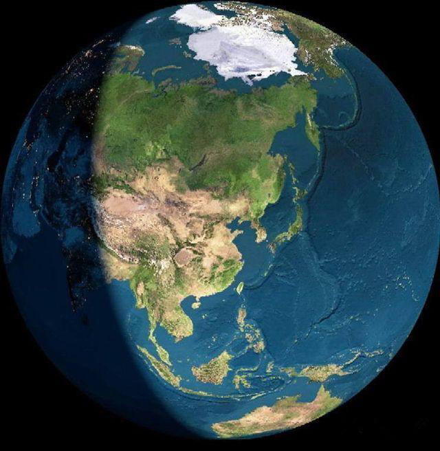一张从太空拍摄地球表面的照片在大陆网络热传，照片上围绕中国大陆的范围基本都是被绿色和蓝色所覆盖，唯独中国大陆的部分是土黄色的。（网络图片）