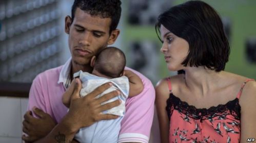 一对夫妇在巴西的医院里抱着他们由于蚊子叮咬而患病的孩子（2016年1月27日）
