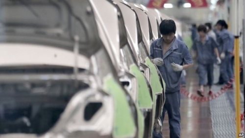 中国吉利慈溪基地的工人组装汽车。（网络资料图片）