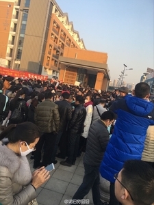1月15日，江苏常州市外国语学校逾千名学生家长到常州市政府集会遭警察镇压，之后家长继续到学校门口集会，与警察对峙到凌晨。（网络图片） 