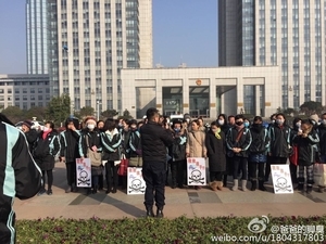 1月15日，江苏常州市外国语学校逾千名学生家长到常州市政府集会遭警察镇压，之后家长继续到学校门口集会，与警察对峙到凌晨。（网络图片）