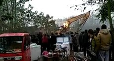 2015年12月31日，成都双流县九江镇政府强拆村民康和书的家，户主向施工人员投掷燃烧瓶，现场冒起火光。(目击者摄)