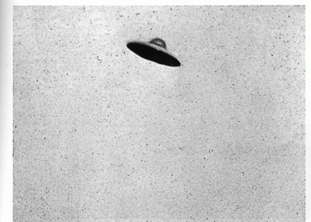 飞碟在美国新泽西州上空出没的照片。（互联网黑白图片）