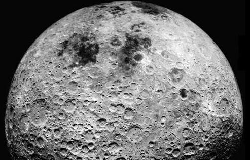 宇宙飞船绕到月球背面拍照
