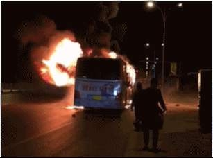 1月5日早上7时03分，宁夏银川市109国道枸杞馆门口，一辆301路公交车在行进中突发大火。目前已知有17人死亡，32人受伤。（视频截图）