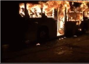 1月5日早上7时03分，宁夏银川市109国道枸杞馆门口，一辆301路公交车在行进中突发大火。目前已知有17人死亡，32人受伤。（视频截图）