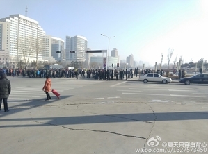 1月27日，辽宁抚顺市上千名农民工到市政府讨薪被警察镇压。（网络图片）