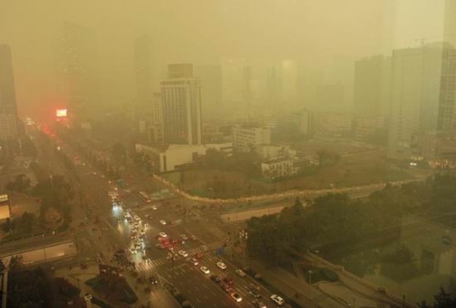 雾霾中的成都街景。（图片来源：成都市民。拍摄时间：2015年12月31日）
